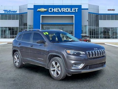 Used 2019 Jeep Cherokee Limited image 2