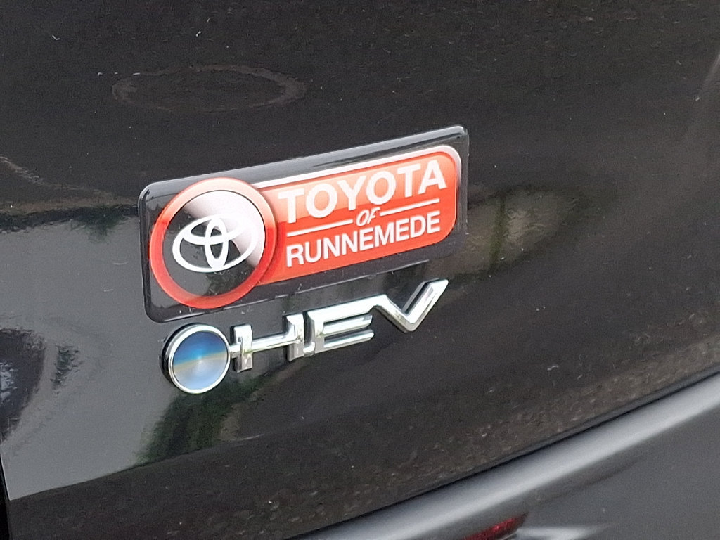 Certified 2025 Toyota Sienna XLE FWD image 29