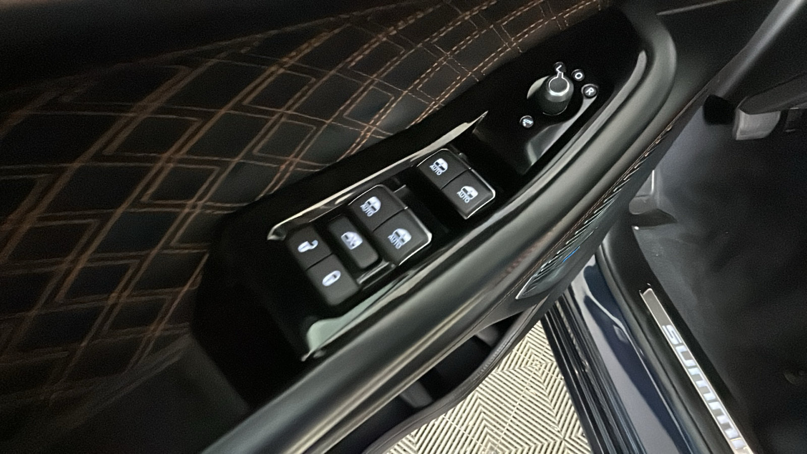 Used 2022 Jeep Grand Cherokee Summit AWD/4WD image 13
