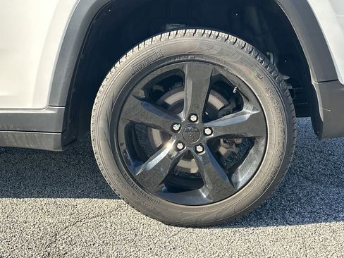 Used 2023 Jeep Grand Cherokee L Limited w/ Black Appearance Package image 21