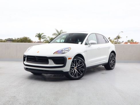 Certified 2025 Porsche Macan AWD/4WD image 1