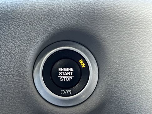 Used 2023 Chrysler Voyager LX image 10