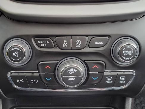 Used 2017 Jeep Cherokee Trailhawk w/ Comfort & Convenience Group AWD/4WD image 30