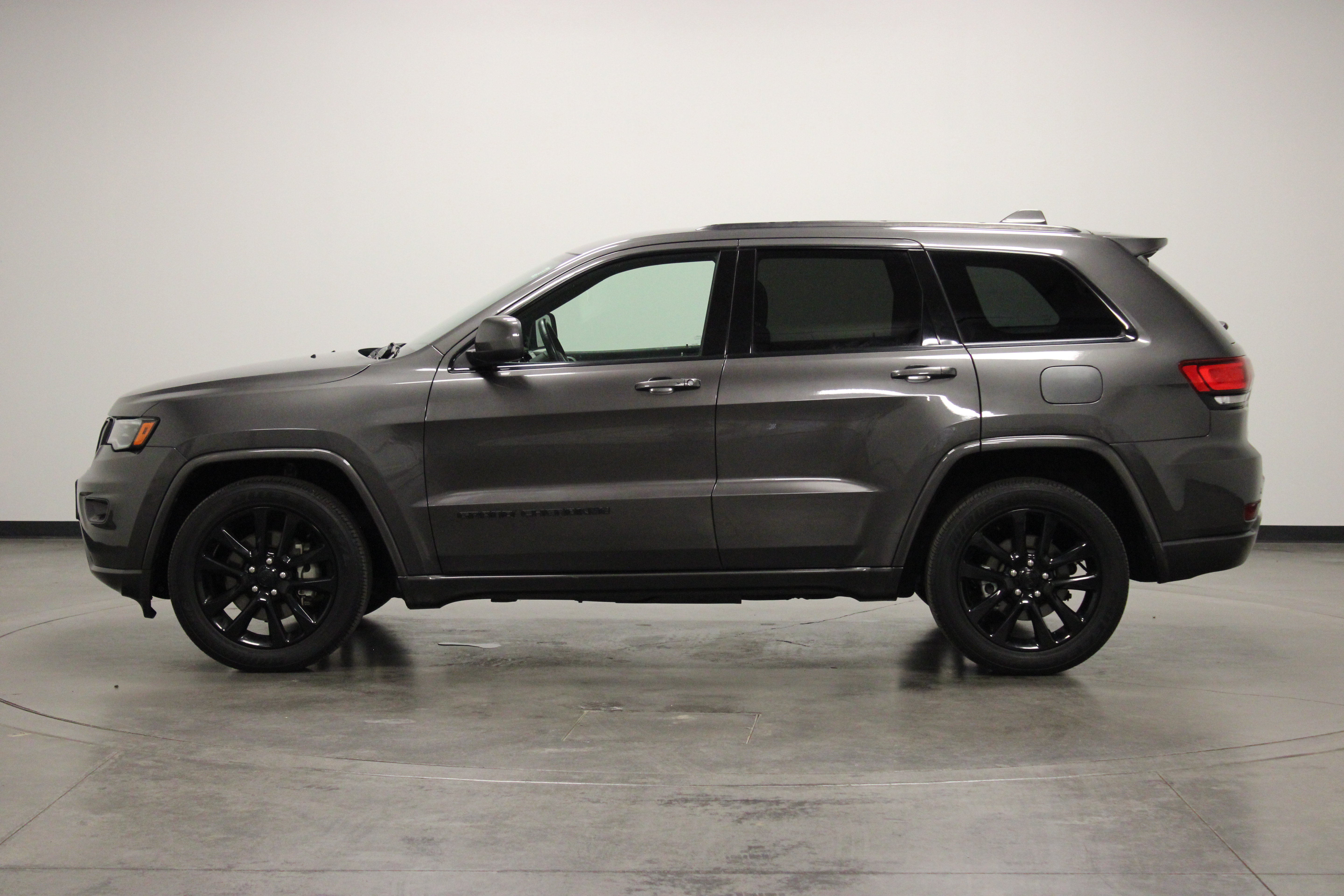 Used 2021 Jeep Grand Cherokee Laredo X RWD image 5