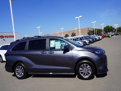 Used 2025 Toyota Sienna XLE image 4