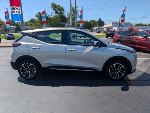Used 2023 Chevrolet Bolt EUV Premier w/ Sun & Sound Package FWD image 6