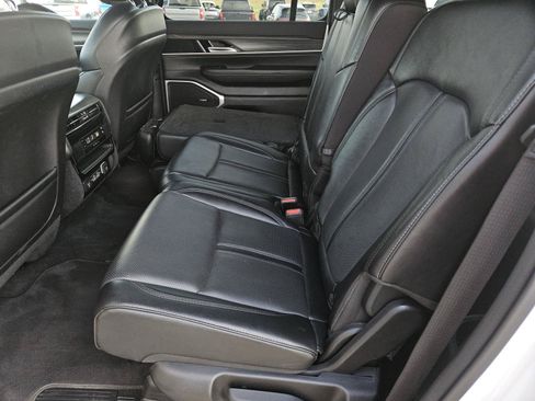 Used 2024 Jeep Wagoneer L Series II RWD image 30