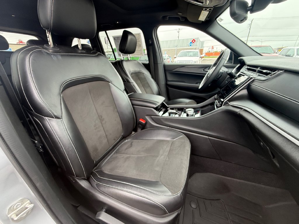 Used 2023 Jeep Grand Cherokee Altitude AWD/4WD image 31