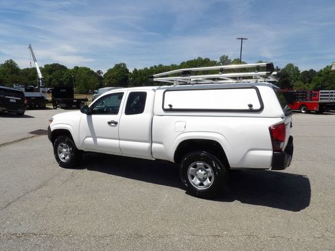 Used 2022 Toyota Tacoma SR RWD image 4