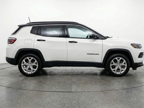Used 2025 Jeep Compass Latitude image 11