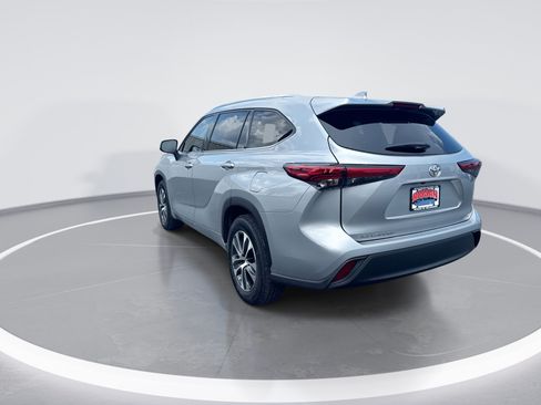 Used 2020 Toyota Highlander XLE FWD image 6