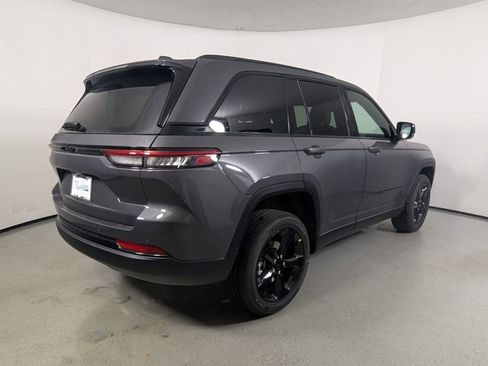 New 2025 Jeep Grand Cherokee Altitude image 8
