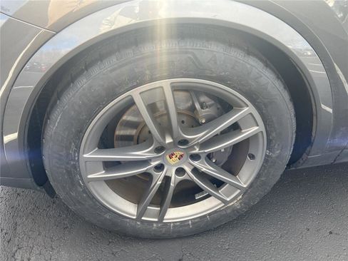 Used 2024 Porsche Cayenne AWD/4WD image 9