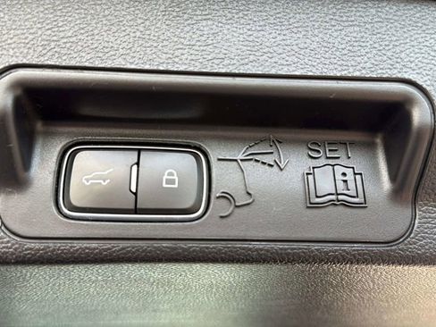 Used 2020 Ford Explorer Limited w/ Equipment Group 310A AWD/4WD image 10