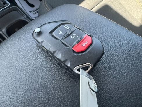 Used 2025 Jeep Wrangler Unlimited Sahara image 17