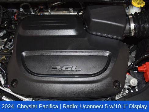 Used 2024 Chrysler Pacifica Touring-L image 7