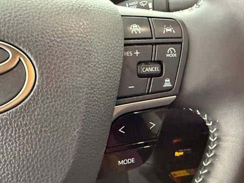 Used 2025 Toyota Camry SE w/ Convenience Package image 12