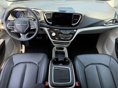 Used 2024 Chrysler Pacifica Touring-L FWD image 10
