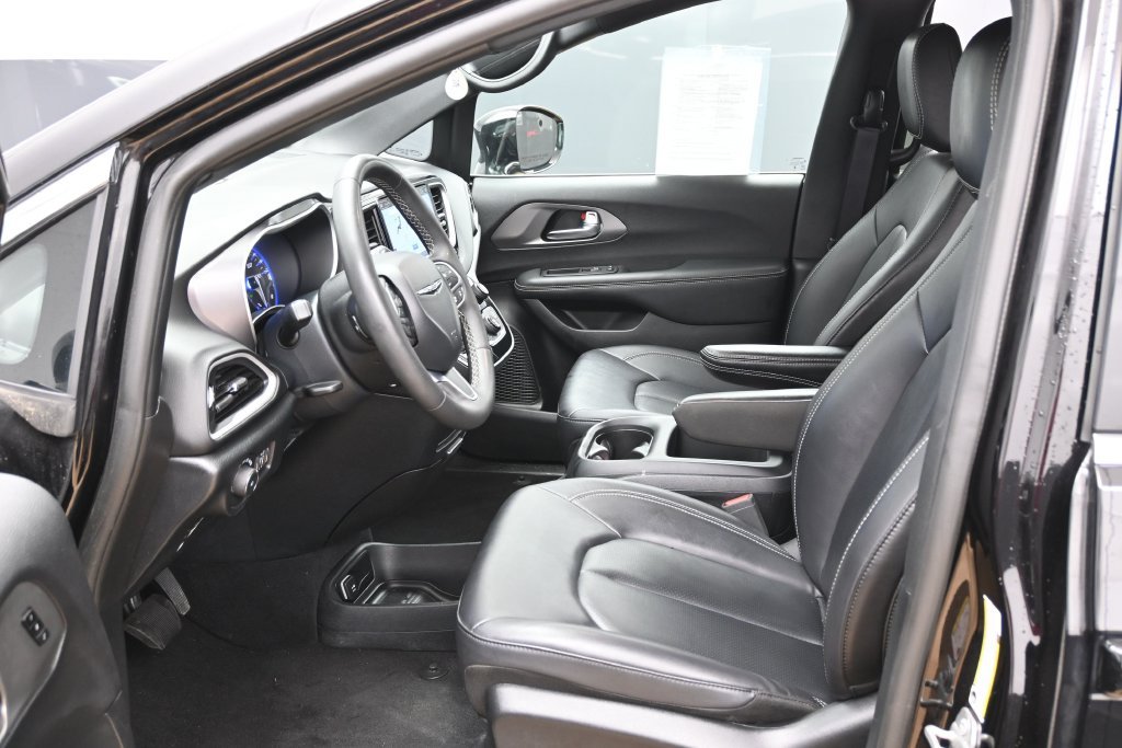 Used 2025 Chrysler Pacifica Select FWD image 18