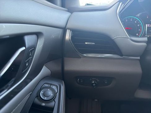 Used 2018 Chevrolet Traverse LT image 11