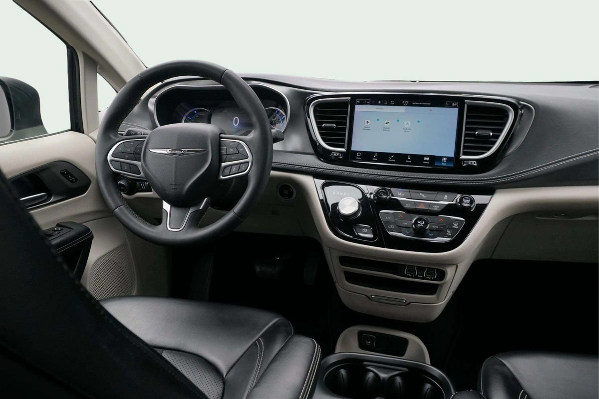 Used 2023 Chrysler Pacifica Touring-L FWD image 24