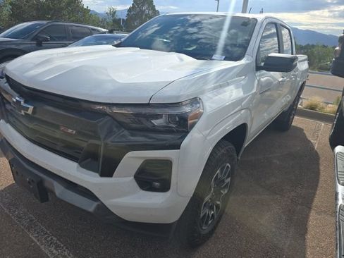 Used 2024 Chevrolet Colorado Z71 w/ Z71 Convenience Package 2 AWD/4WD image 3