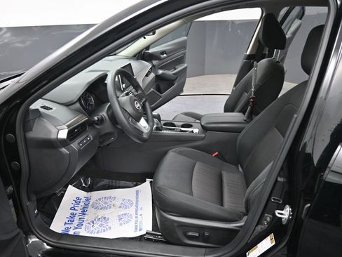 Used 2025 Nissan Altima 2.5 SV FWD image 28