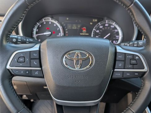 Used 2022 Toyota Highlander XLE image 19
