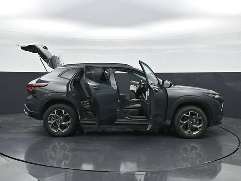 Used 2025 Chevrolet Trax LT FWD image 46