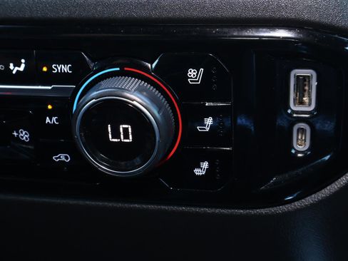 Used 2022 Chevrolet Silverado 1500 High Country image 32