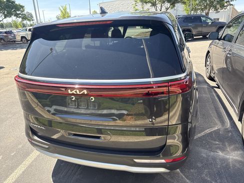 Used 2024 Kia Carnival LX FWD image 8