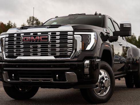 Used 2025 GMC Sierra 3500 Denali w/ Denali Reserve Package image 3