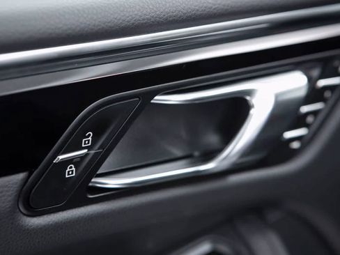Certified 2026 Porsche Macan S AWD/4WD image 24