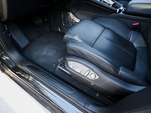 Certified 2025 Porsche Macan image 14