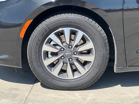 Used 2024 Chrysler Pacifica Limited FWD image 37