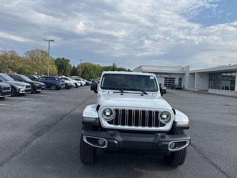 Used 2024 Jeep Wrangler Unlimited Sahara w/ Technology Group AWD/4WD image 2