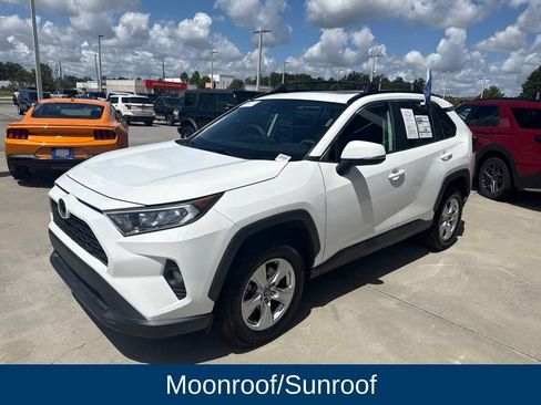 Used 2020 Toyota RAV4 XLE w/ Convenience Package FWD image 3