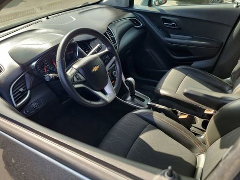 Used 2021 Chevrolet Trax LT w/ LT Convenience Package image 3