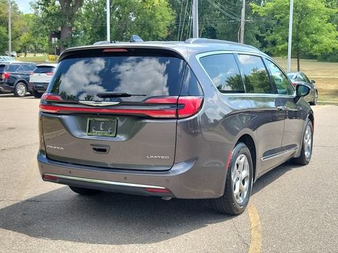 Used 2023 Chrysler Pacifica Limited FWD image 4