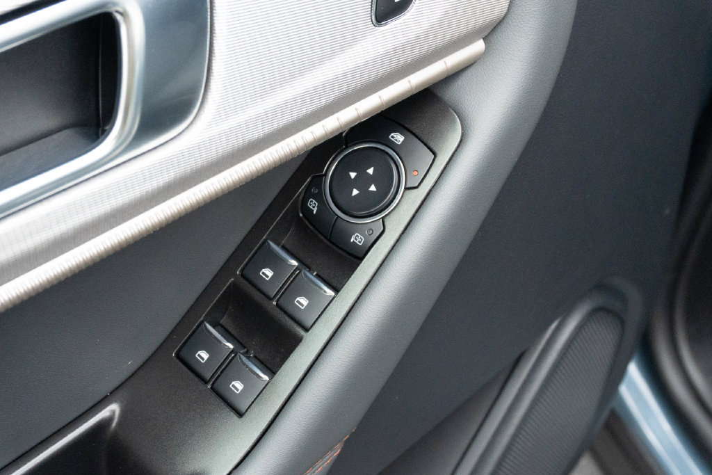 Used 2025 Ford Explorer Active RWD image 16
