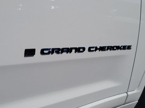Used 2023 Jeep Grand Cherokee Summit AWD/4WD image 6