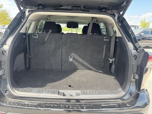 Used 2025 Toyota Highlander LE FWD image 7