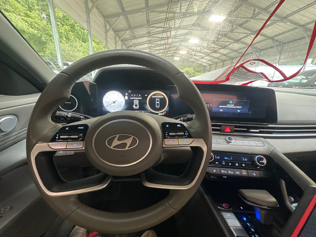Used 2025 Hyundai Elantra SEL FWD image 12