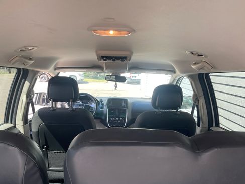 Used 2019 Dodge Grand Caravan SE image 4