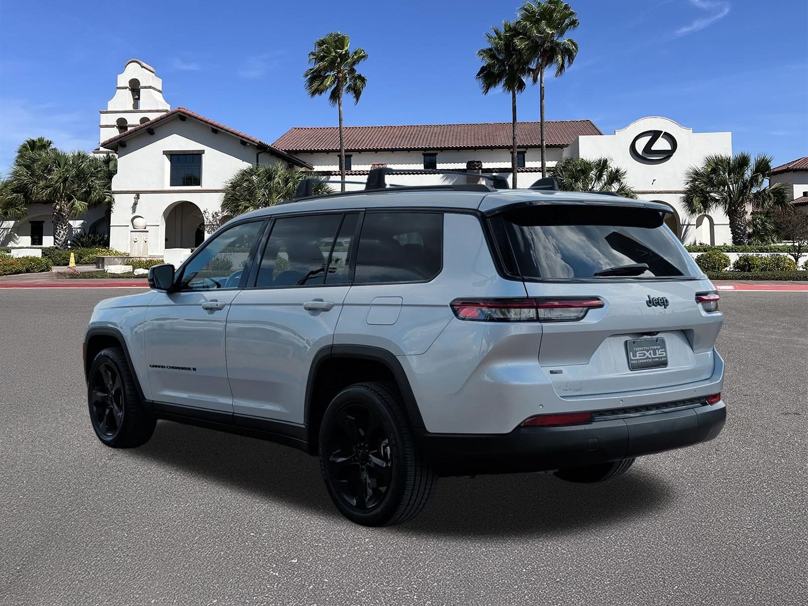 Used 2022 Jeep Grand Cherokee L Laredo RWD image 4