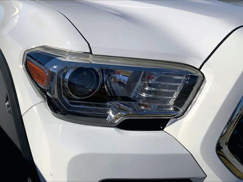 Used 2019 Toyota Tacoma TRD Sport image 24