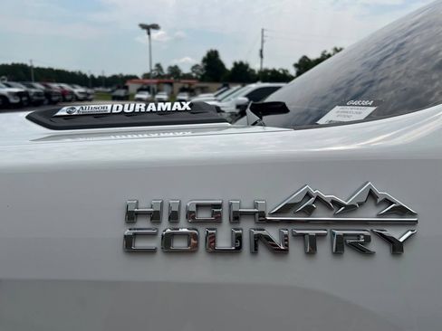 Used 2025 Chevrolet Silverado 2500 High Country w/ Technology Package AWD/4WD image 6