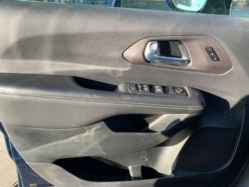 Used 2025 Chrysler Pacifica Select image 18