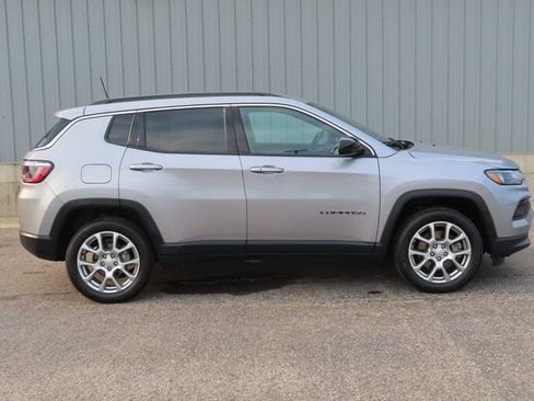 Used 2023 Jeep Compass Latitude AWD/4WD image 2
