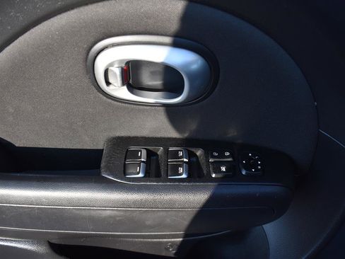 Used 2018 Kia Soul + image 13